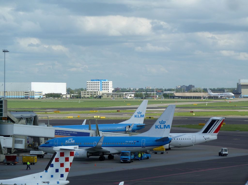 C-D Platform - PH-BGD Boeing 737-7K2 - Amsterdam